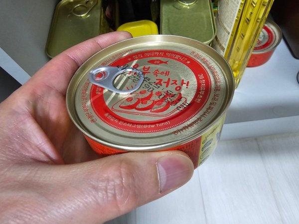 손에들려있는-참치캔