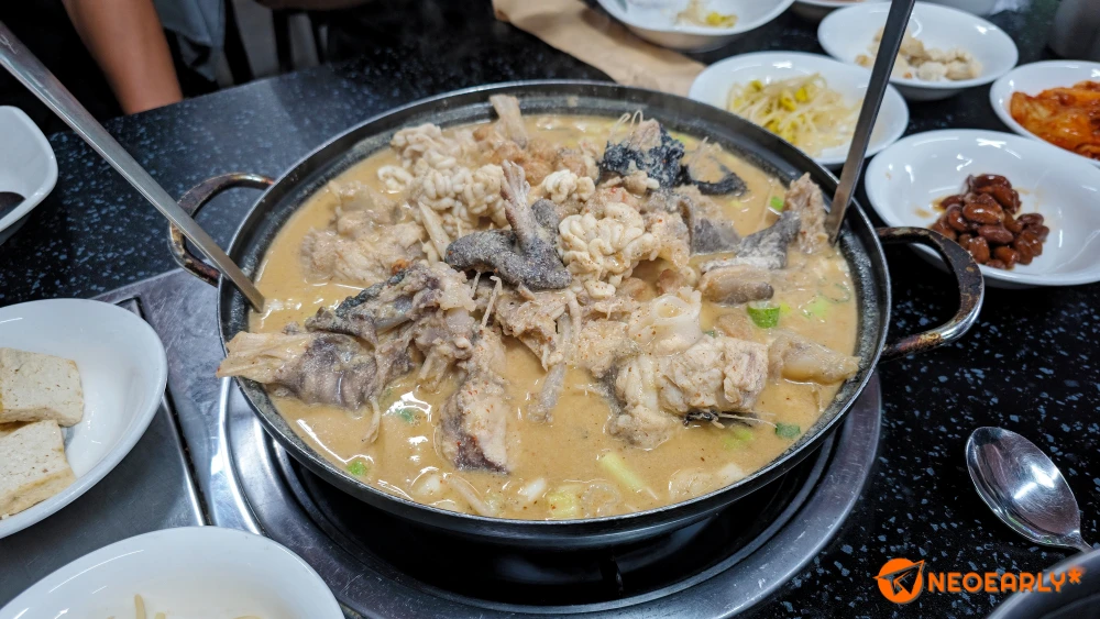 뽀얗고 진득해 보이는 아귀탕입니다.