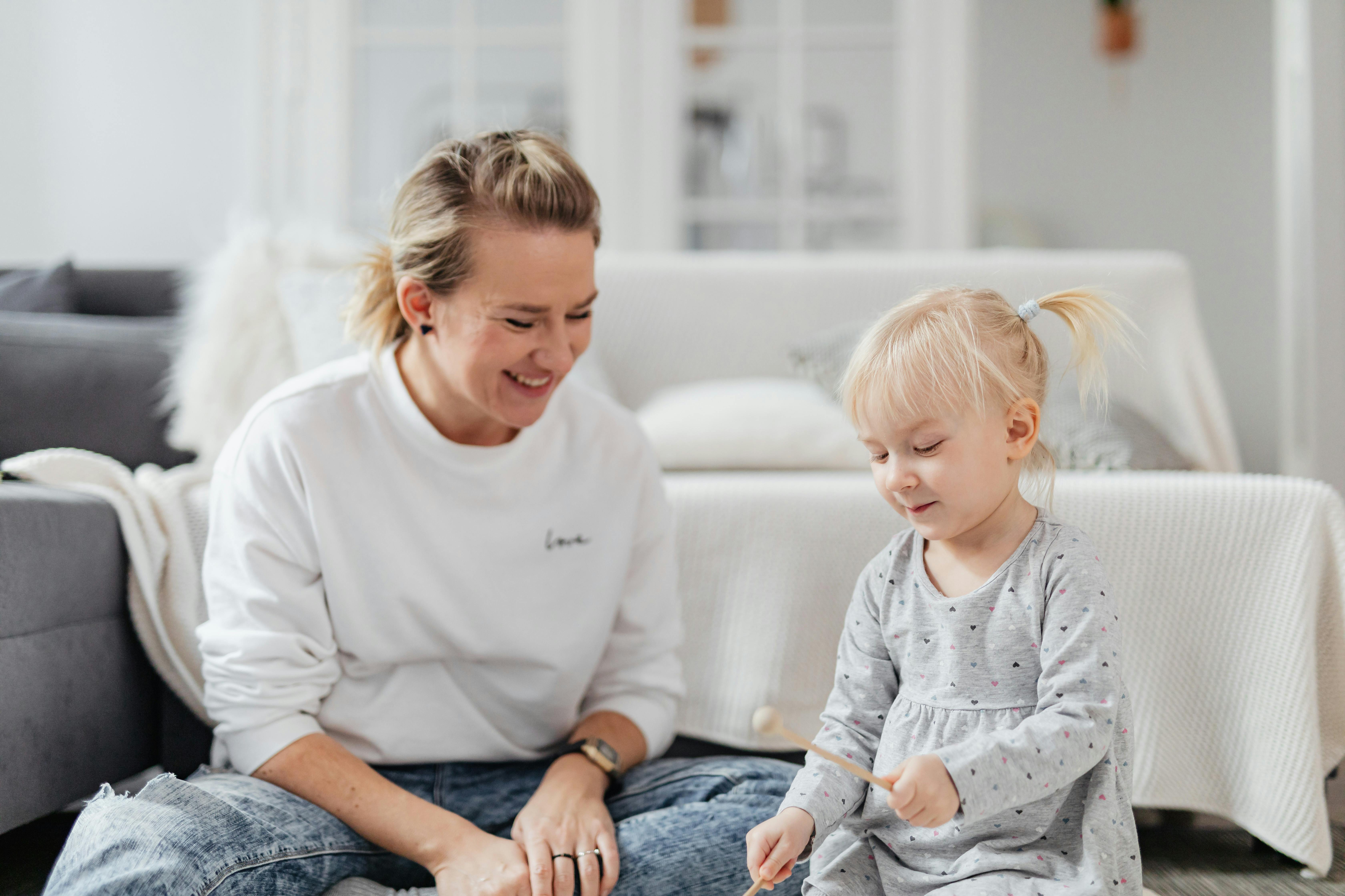 엄마와 아이가 함께 노는 모습