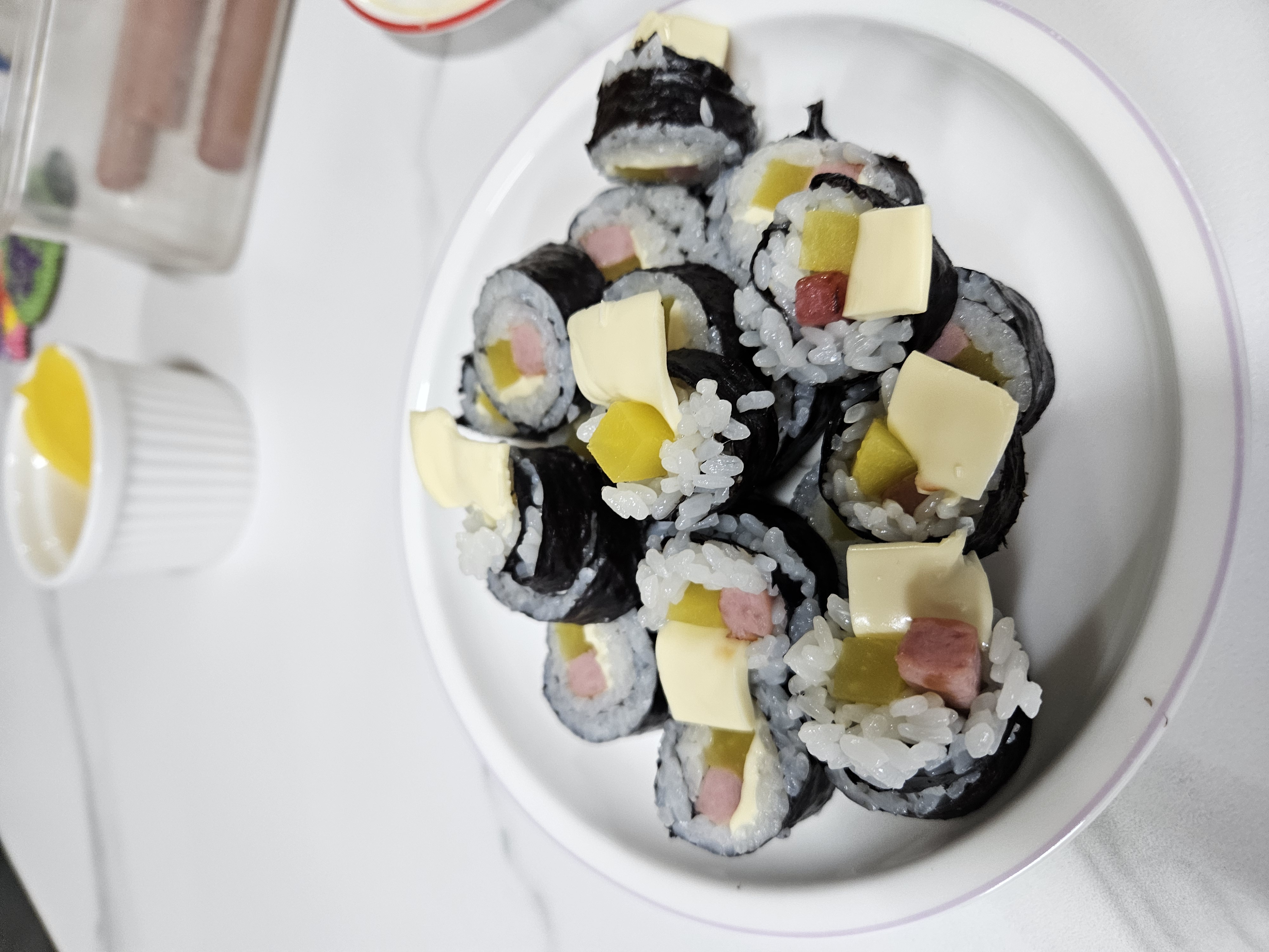 집에서 직접 만든 치즈 김밥과 아이를 위한 저녁식사