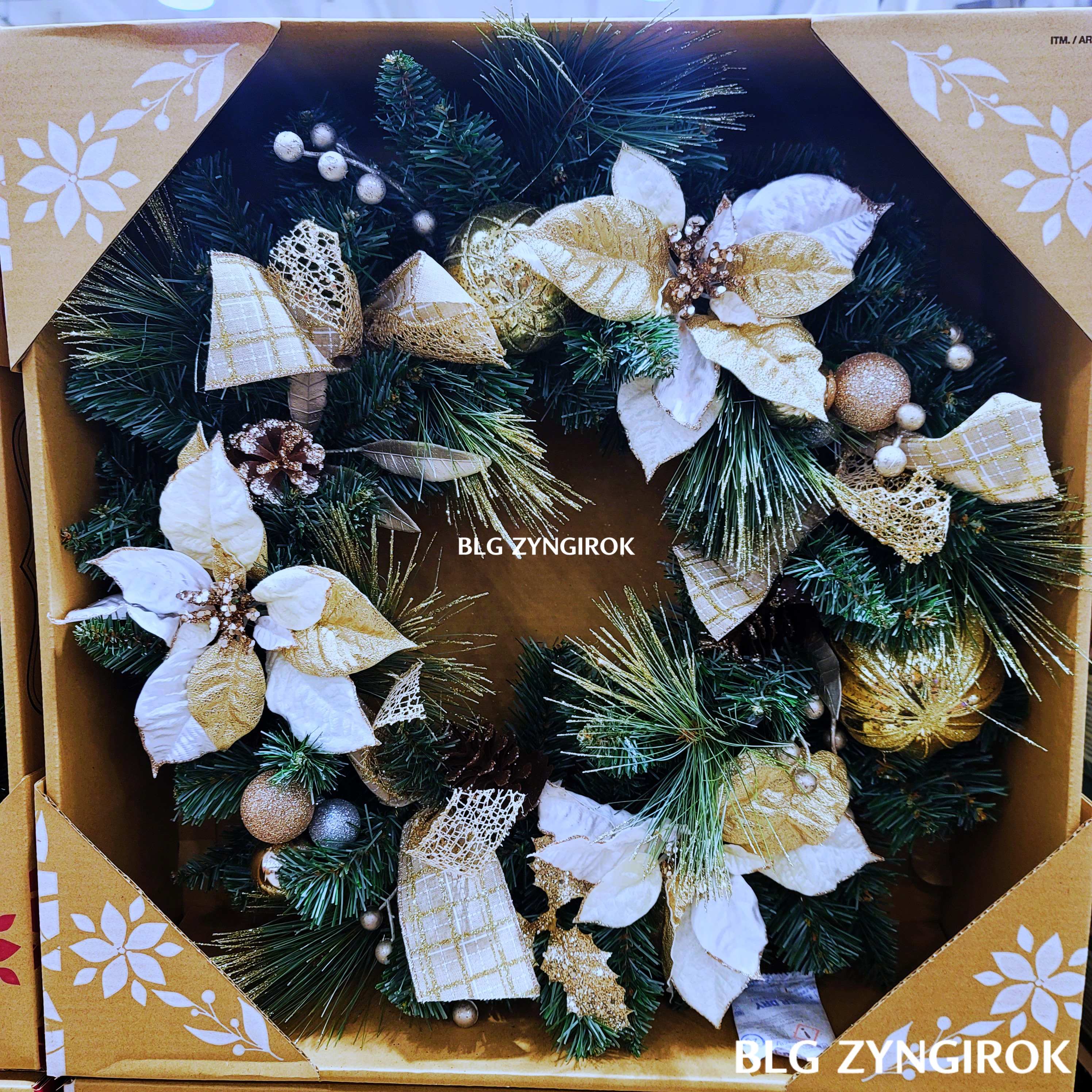 크리스마스-원형-리스-흰색이다.