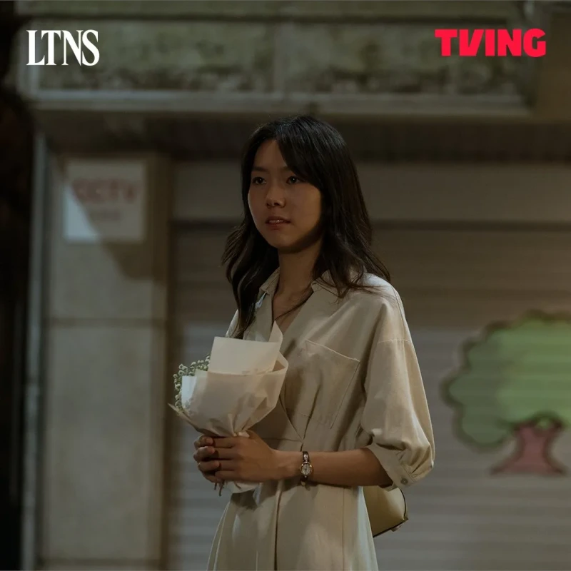 티빙 드라마 LTNS에서 긴 갈색 웨이브 머리를 하고 있는 가영 역의 정재원