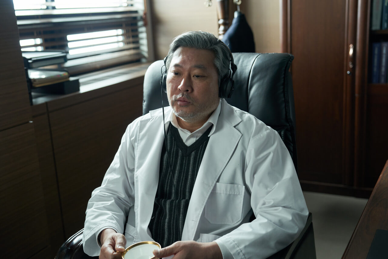 문석의 전 여자친구 아버지이자 병원장인 한원장이 헤드폰을 끼고 음악을 듣고 있는 모습