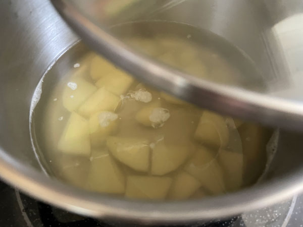 된장찌개 맛있게 끓이는 방법 - 감자 먼저 육수에 넣고 끓이기