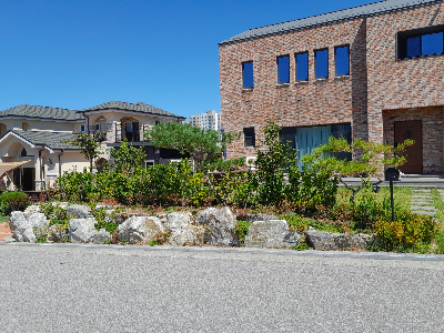 화창한 날씨의 단독주택