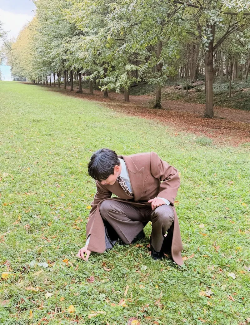 BTS 뷔, 뷔 공항패션, 뷔 패션위크 참석, 뷔 셀린느 패션쇼, 뷔 셀린느 앰버서더, 뷔 셀린느 2026, 셀린느 2026 컬렉션, 셀린느 패션 트렌드, 파리 패션위크, 인천공항 뷔 출국, 뷔 런웨이 룩, 뷔 셀린느 2026 컬렉션, 셀린느 글로벌 앰버서더, 생클루 국립공원 패션쇼, 뷔 패션 아이콘, BTS 뷔 셀린느, 뷔 셔츠 스타일, 셀린느 캐시미어 카디건, 뷔 히로노 인형, 뷔 셀린느 화보, 셀린느 남성룩, 뷔 셀린느 무드, 뷔션위크, Vashion Week, TaehyungXCeline