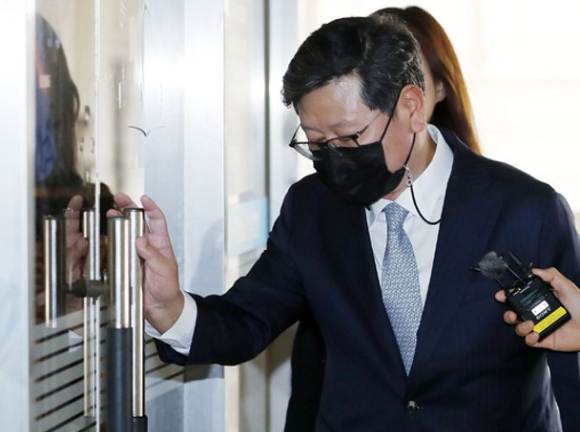 이용구 전 법무부 차관이 지난 3월 9일 서울 서초구 서울고등법원에서 열린 택시 기사 폭행 등 혐의 항소심 선고 공판에 출석하고 있다. [사진=뉴시스]