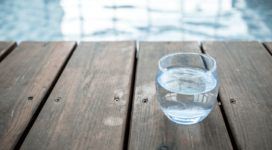 물컵에 물이 담겨 있다.