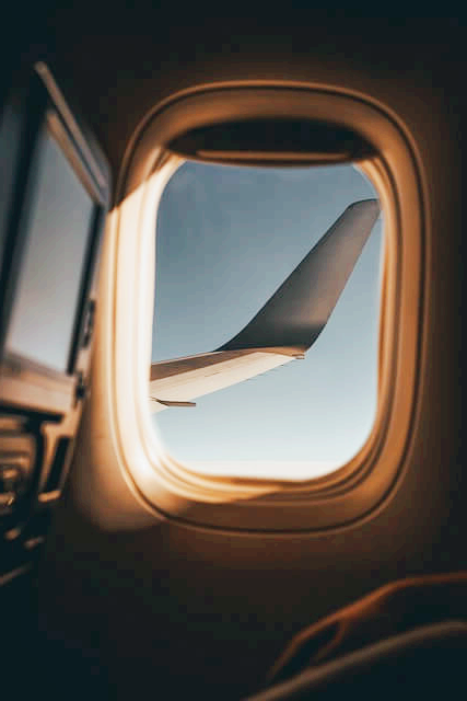 비행기 기내에서 바라보는 창문