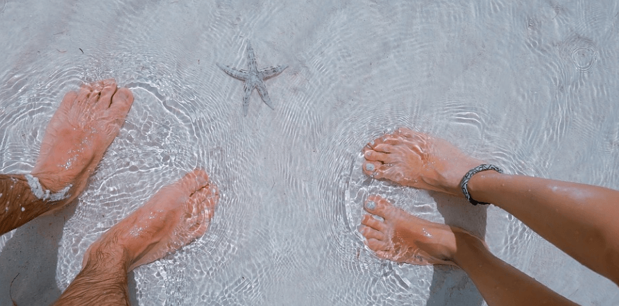 바다 물속에 발을 담그고 있다