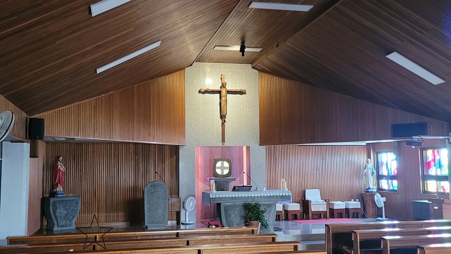 제주 성산포성당 성전 안 제대, 제단, 감실, 십자고상, 스테인드글라스 사진