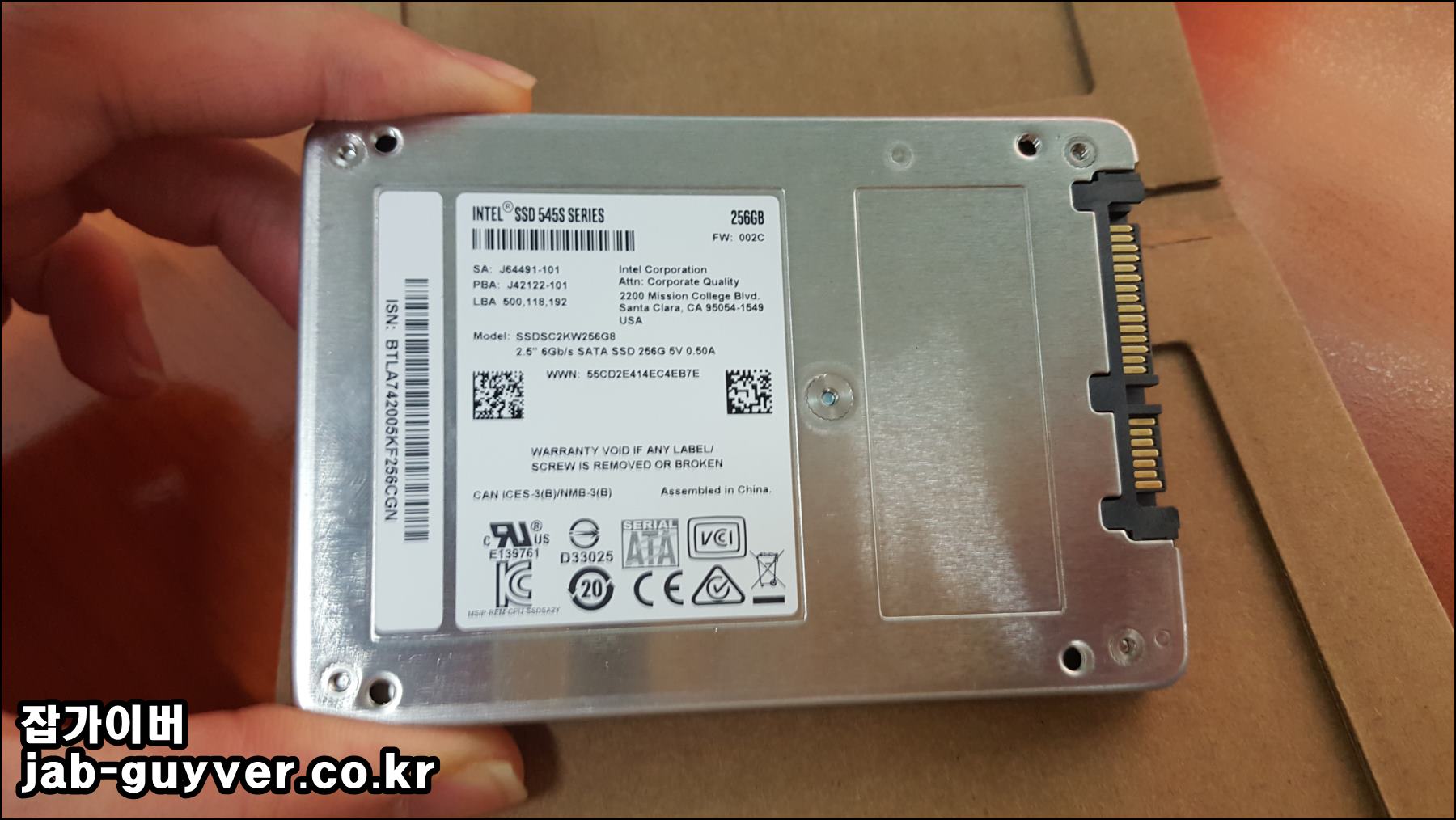 SSD 제품 라벨과 시리얼 번호를 확인하는 모습