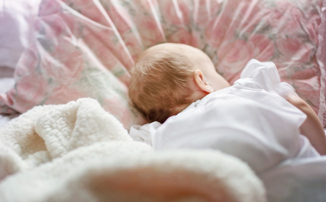 아기가 침대에서 자는 사진