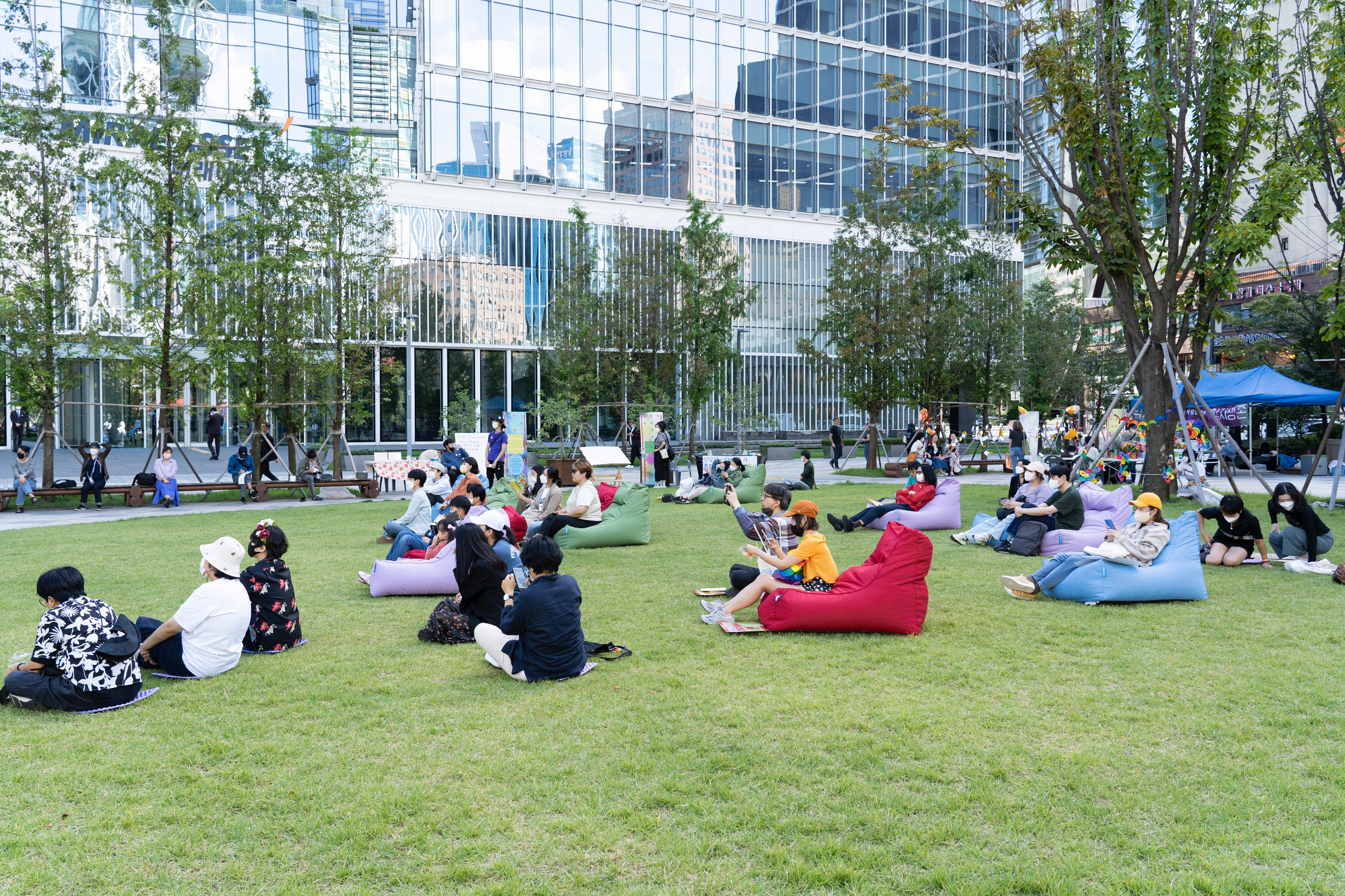 한빛광장 잔디밭에 색색깔의 빈백에 앉은 시민들이 모여 있다.