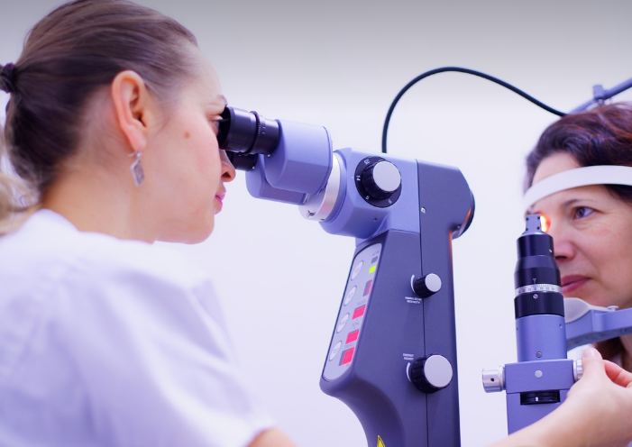 안과 검진 받고 있는 사진