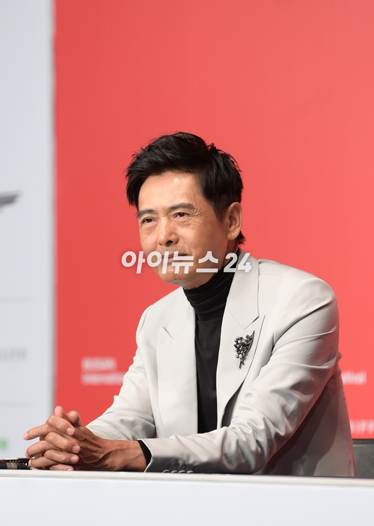 배우 주윤발(저우룬파)이 5일 오후 부산광역시 해운대구 우동 KNN타워에서 진행된 제28회 부산국제영화제 공식 기자회견에 참석해 포토타임을 갖고 있다. [사진=정소희 기자]