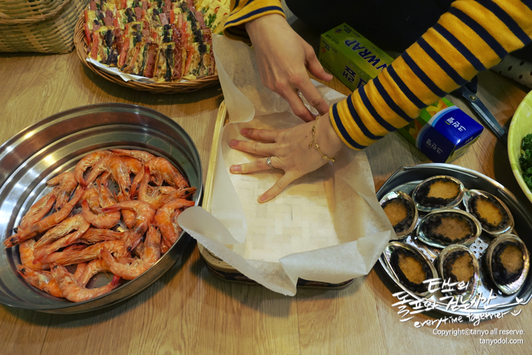 타뇨의셀프웨딩 타뇨 돌프 타뇨의돌프와걷는시간 부케 부토니에 목화부케 겨울부케 겨울결혼식 결혼식 한복드레스 한복 웨딩드레스 한복웨딩드레스 웨딩족두리 셀프웨딩 결혼준비 셀프웨딩메이크업 셀프웨딩헤어 웨딩브로치 면사포 쪽머리 다음블로거 구글애드센스 구글블로거 티스토리 파워블로그 이바지음식 답바지음식 전굽기 예쁜전 모듬전 자매전집 고기산적꼬치 깻잎완자전 표고완자전 버섯전 호박완자전