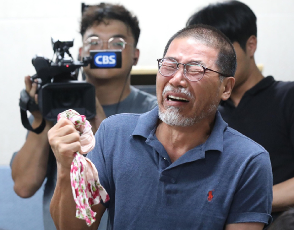 지난 24일 오후 서울 종로구 시교육청에서 열린 서울시교육청과 서울 교원단체총연합회, 서울 교사노동조합연맹, 전국교직원노동조합 서울지부 등 3개 교직단체의 공동 기자회견에서 또 다른 피해 교사의 유족들이 나타나 조사를 촉구했다. [사진=뉴시스]