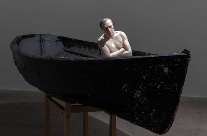 국립현대미술관 서울관(MMCA)에서 전시 중인 론 뮤익의 작품 "배에 탄 남자"