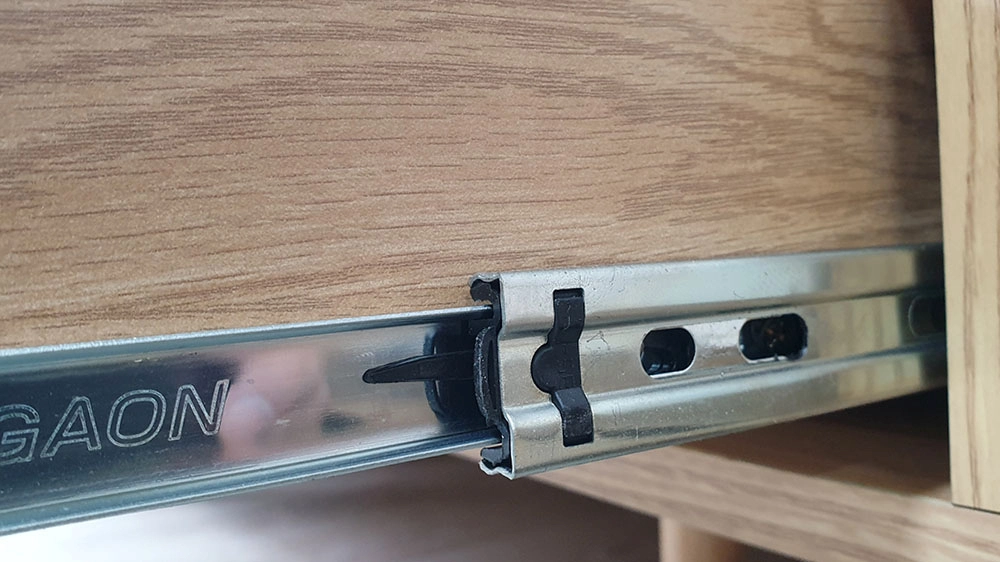 서랍 레일 빼는 곳