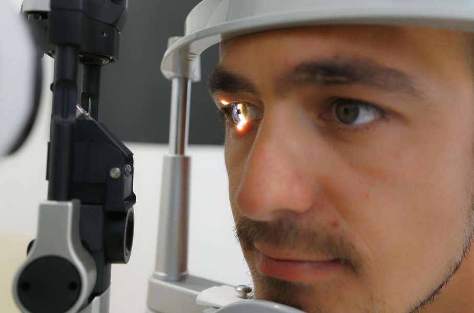 안과 검진받는 모습