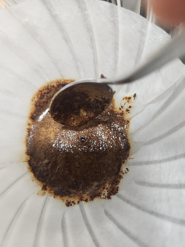 커피 파우더에 물이 꽤나 적셔진 모습