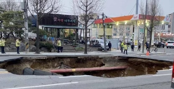거대한 싱크홀 사고 현장