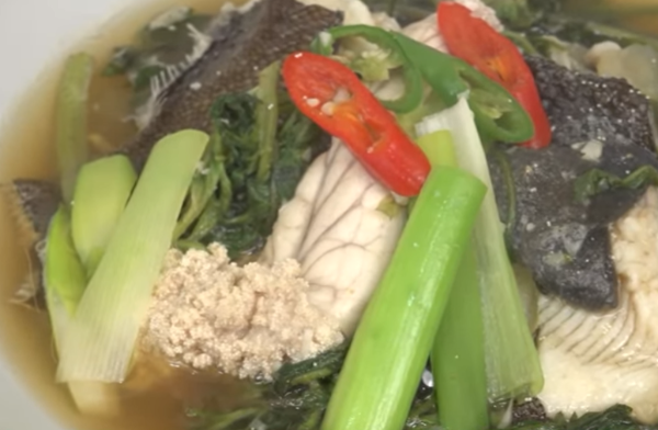 도다리와 도다리알 그리고 쑥을 함께 넣어 끓여낸 도다리쑥국