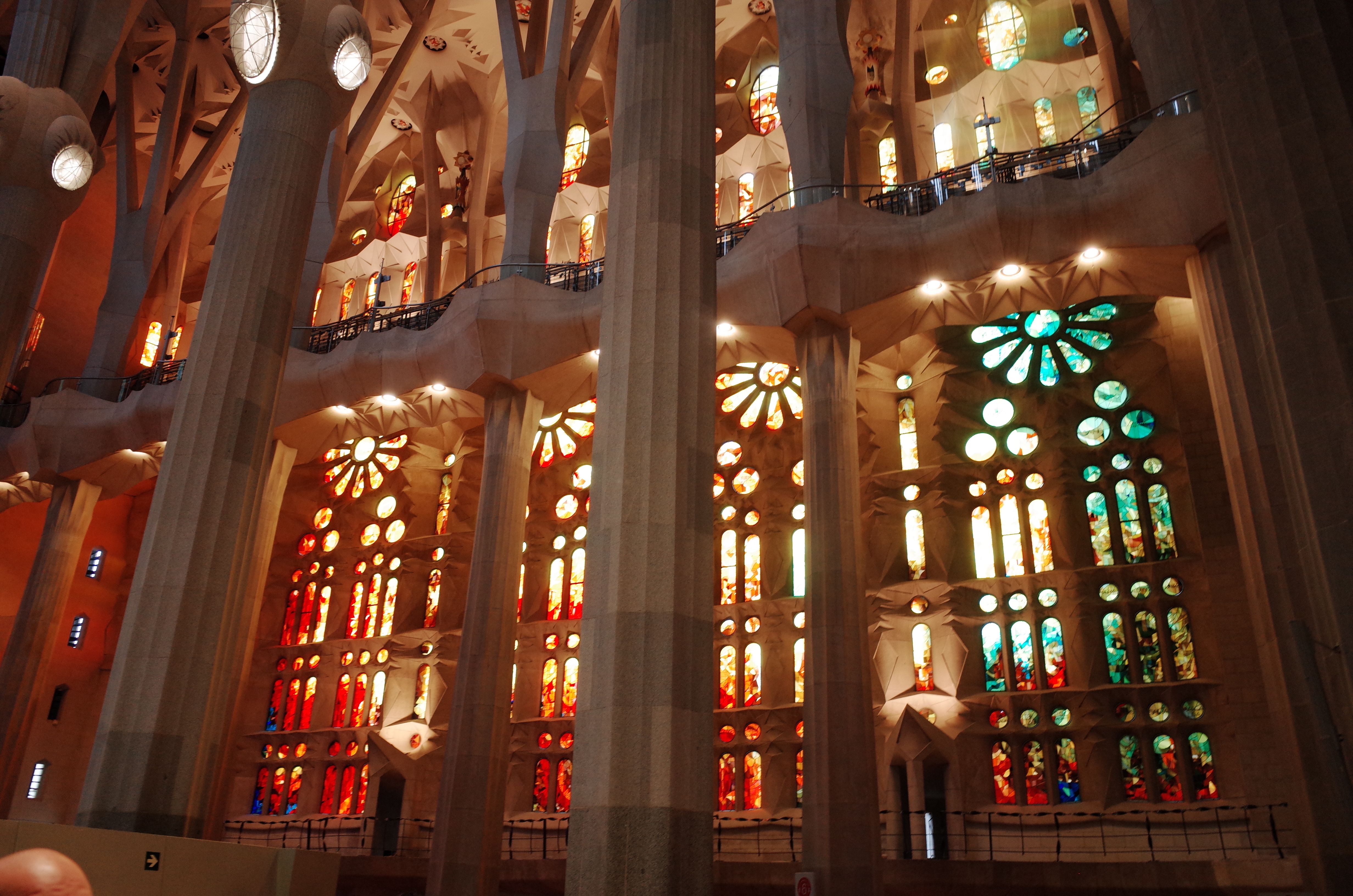 사그라다 파밀리아 내부의 숲을 닮은 기둥 구조
