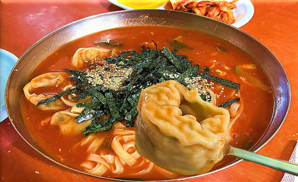 칼국수와 만두가 푸짐하게 들어간 장칼만두국