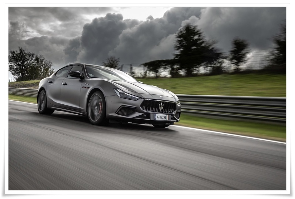 2023 마세라티 기블리 트로페오 스포츠 세단 정면 주행 사진