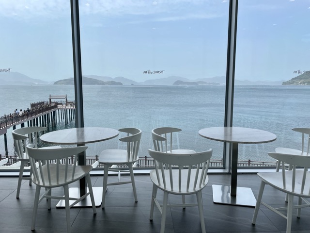 2층-또한-통유리창-너머로-바다를-감상할-수-있었습니다.