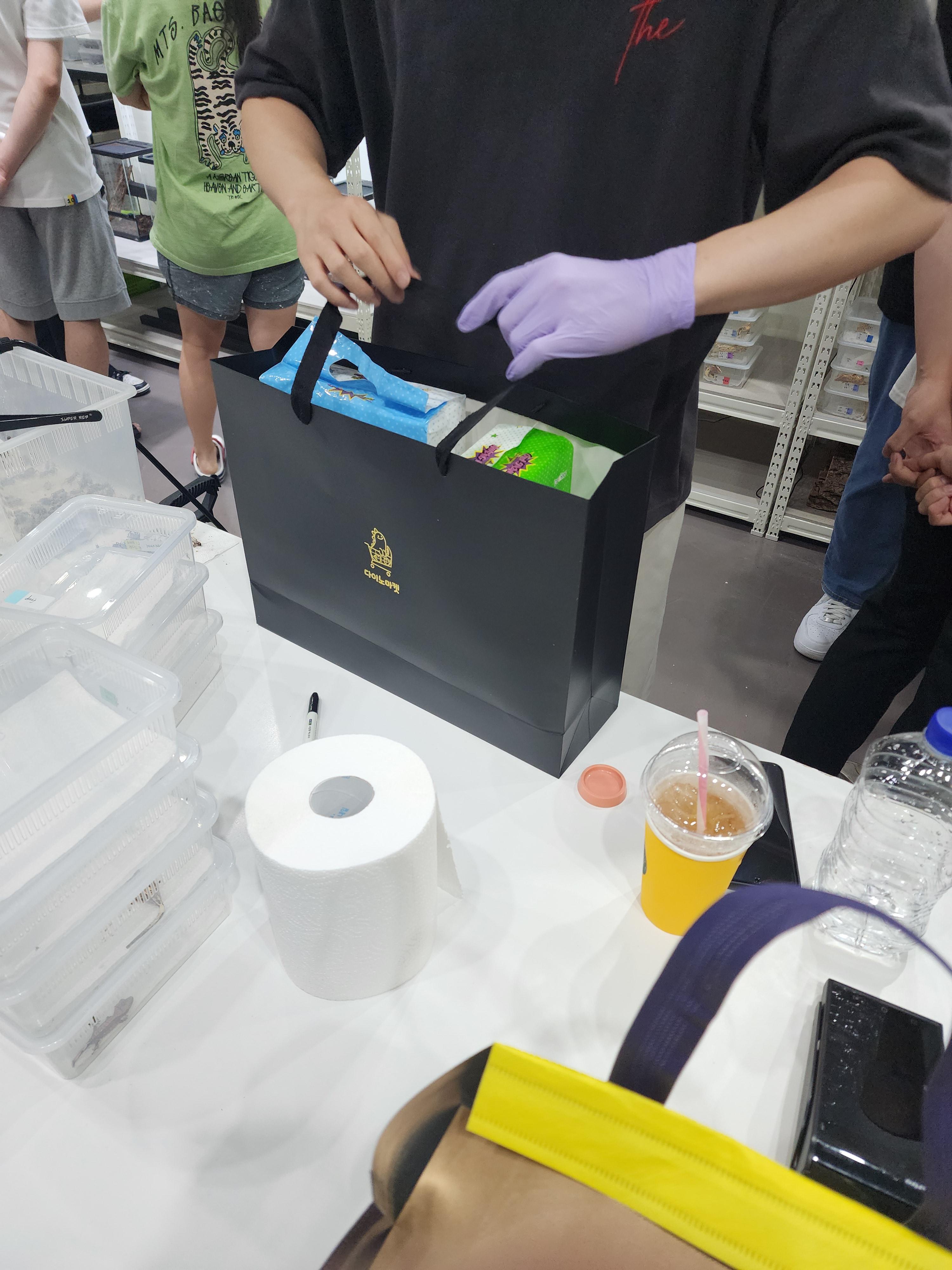 퍼플핸드님이-분양받은-아이와-각종-선물을-직접챙겨주시는-모습-보라색-장갑의-퍼플핸드님