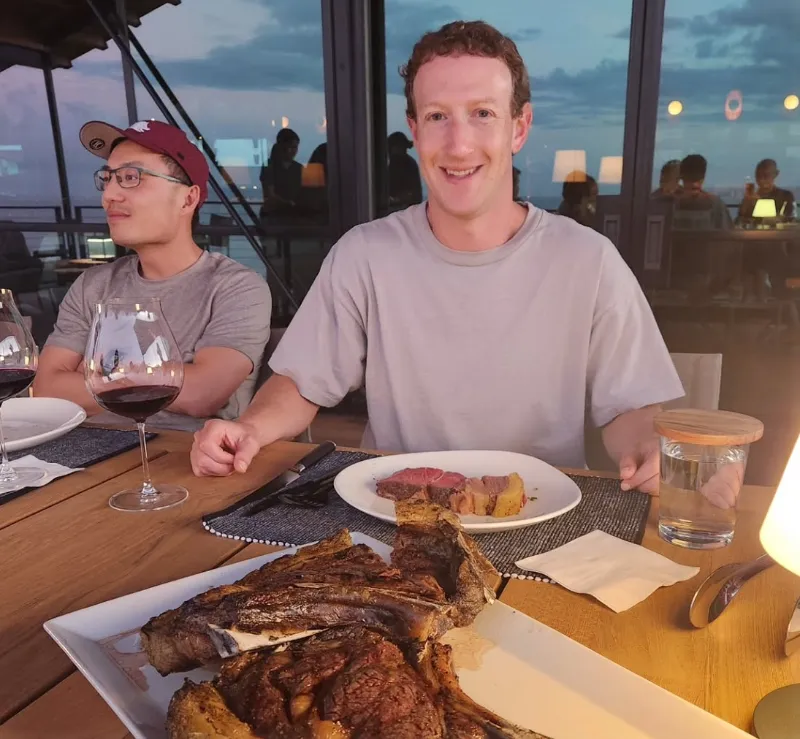 마크 저커버그 회색 티셔츠, 브루넬로 쿠치넬리, 조용한 럭셔리, 수피마 코튼, 억만장자의 유니폼, 올드머니룩, 억만장자 유니클로, 고급 면티 추천, 부자들의 유니클로, 프리미엄 캐시미어 브랜드, 더 로우, 로로 피아나, 선택적 복장 규칙, 미니멀리스트 부자, 티셔츠 소재 종류, 최고급 면 종류