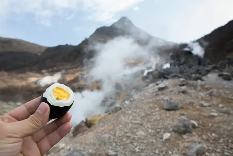 유황가스가 올라오는 지역에서 검은 달걀을 들고 있다