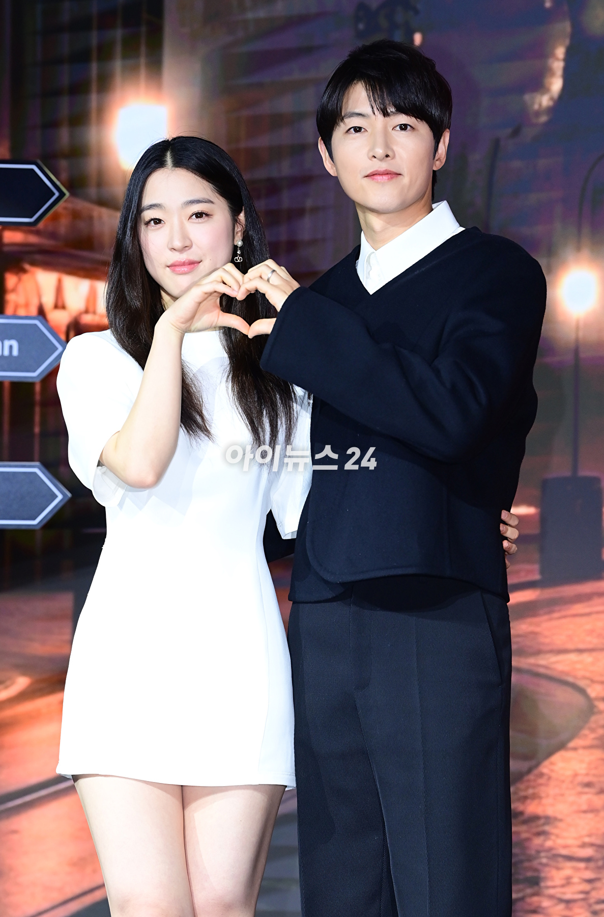 배우 최성은과 송중기가 27일 오전 서울 마포구 마포동 호텔 나루 서울 엠갤러리에서 열린 넷플릭스 영화 &#39;로기완&#39;(감독 김희진) 제작보고회에 참석하고 있다. [사진=정소희 기자]