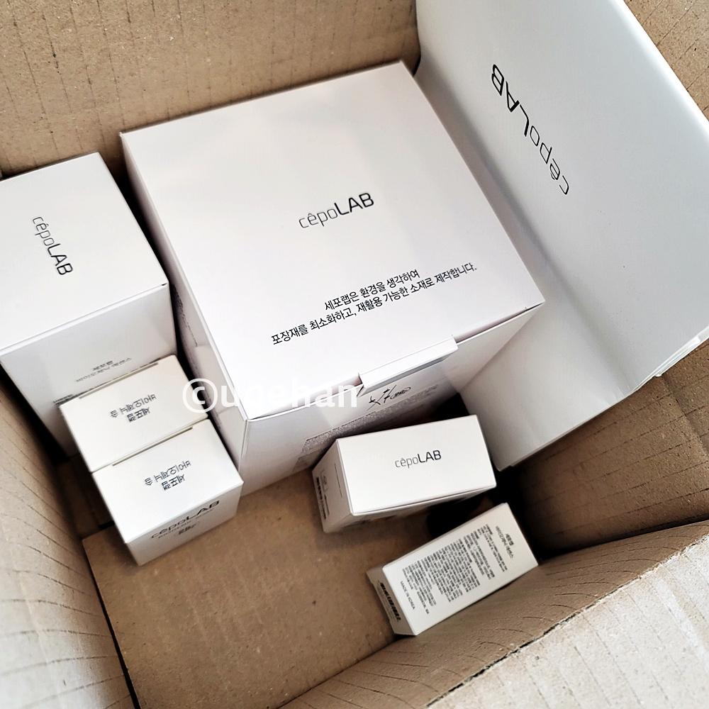 상자안에 세포랩 바이오제닉 에센스4개가 들어있는 큰 박스와, 본품1개가 들어있는 상자, 그리고 샘플비누2개 샘플에센스 2상자가 들어있고 종이가방도 동봉되어 있다.