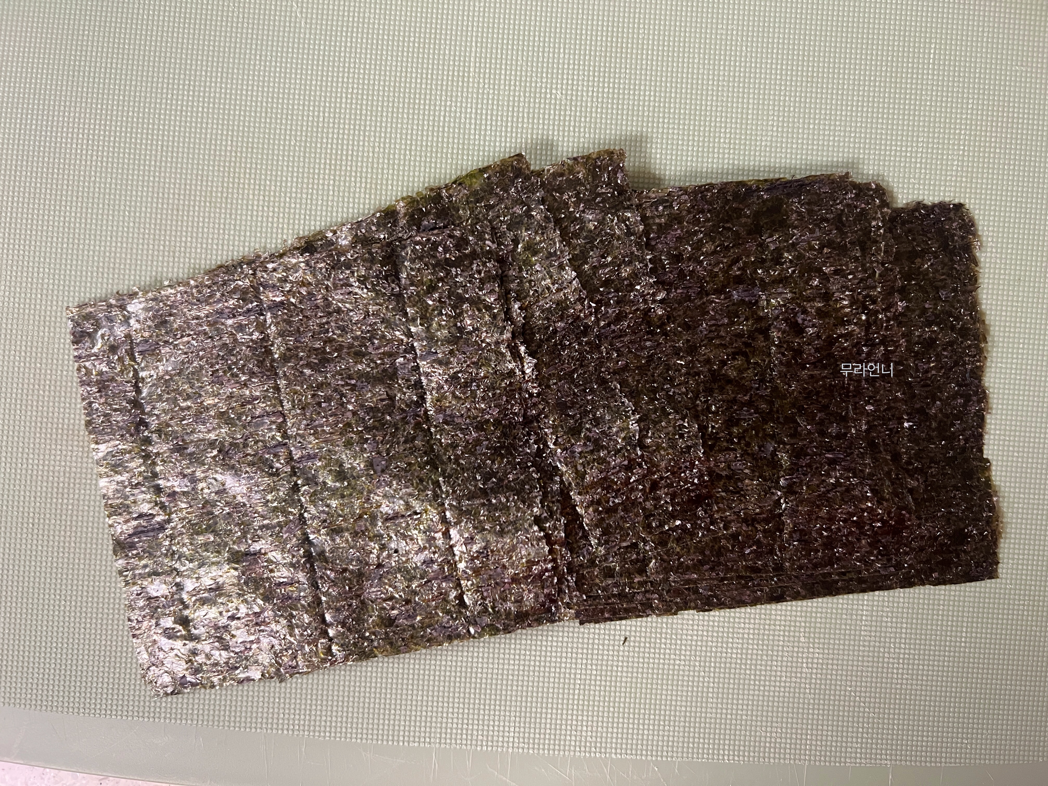 꼬마김밥용 김 준비 : 김밥김을 4등분으로 자르기