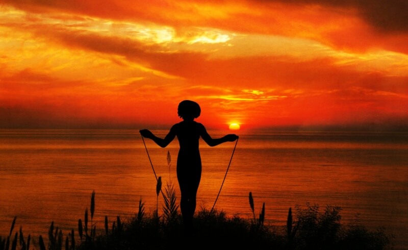 석양이-지는곳에서-줄넘기-운동