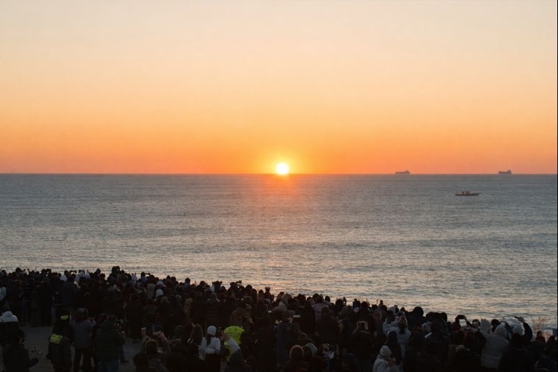 울산 간절곳에서 사람들이 새해 일출을 바라고 있다