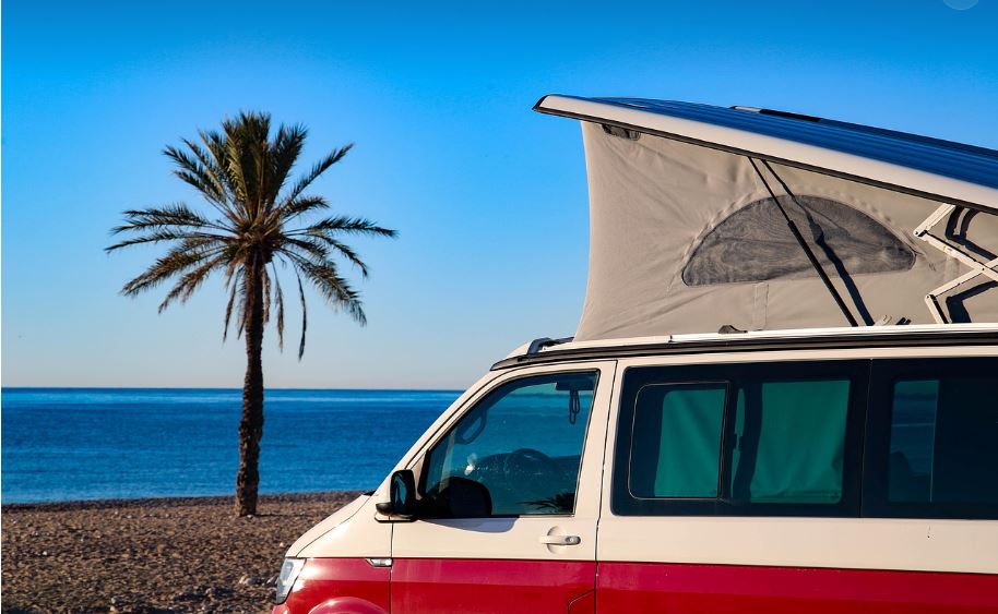 바닷가 캠핑카를 연상 시킵니다