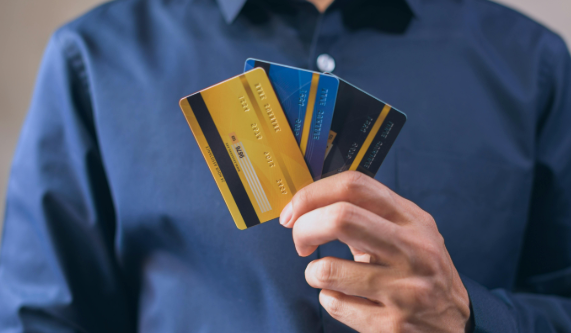 신용점수 관리를 하는 사람의 사진