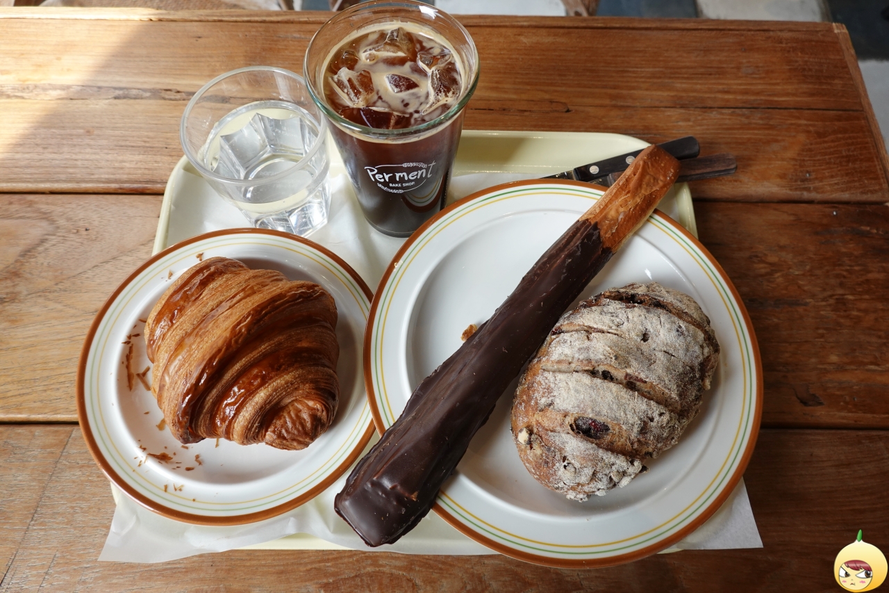 퍼먼트안국에서 주문한 크루아상과 초코스틱, 무화과호밀빵 그리고 아아