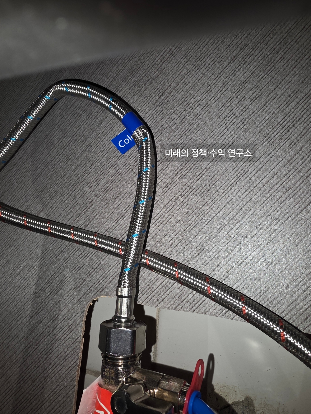 주방리모델링, 하츠 폭포수 수전 싱크대 수전 교체 후 수압이 급격히 낮아졌다면, 우리 집 수압을 탓하기 전에 설치 상태 호스 꼬임 사진 이미지