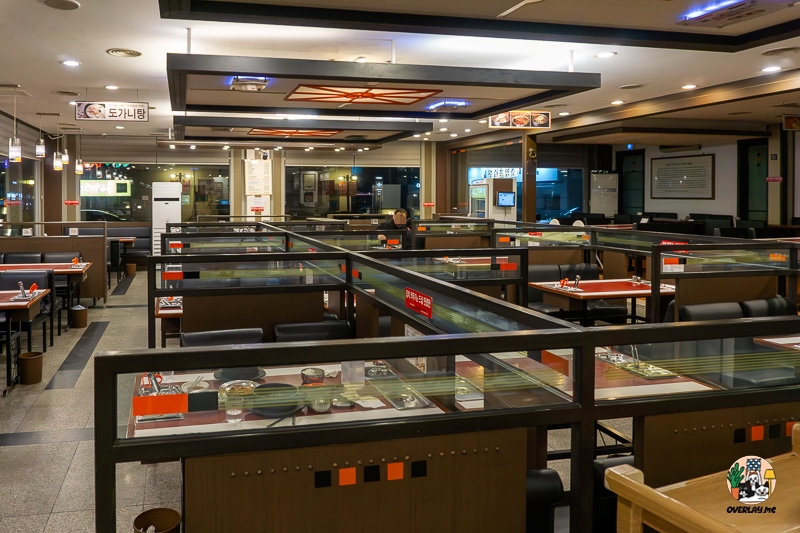 명가원 설농탕의 실내 전경. 넓은 공간에 개별 테이블이 구분되어 있어 쾌적한 식사 분위기를 제공한다.