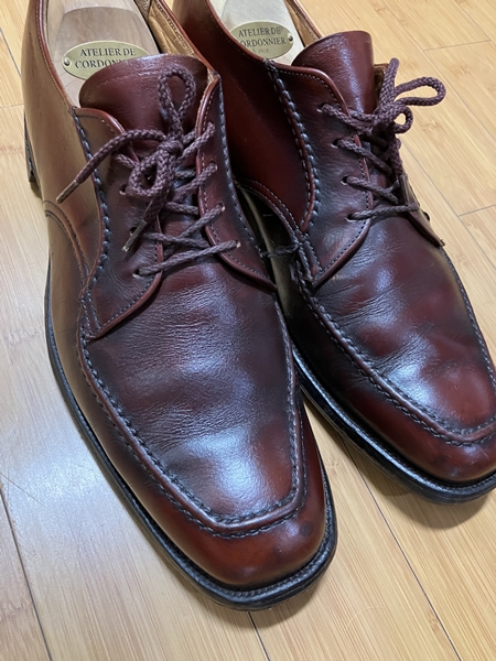 사피르 비즈 왁스 케어 완료 후 브라운 구두 &ndash; 깊이 있는 광택과 색감이 살아난 상태