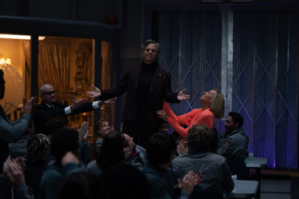 영화-미키-17-마크-러팔로-스틸컷