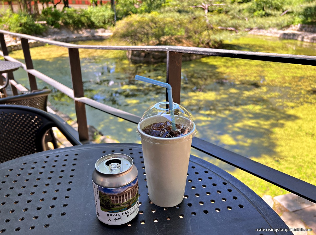 덕수궁 카페 사랑 궁 가배 를 연못을 바라보며 마시는 사진