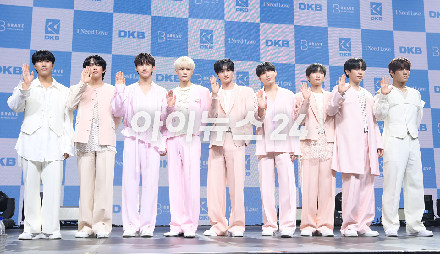 그룹 다크비(DKB) 테오가 14일 오후 서울 서교동 신한카드pLay스퀘어 라이브홀에서 다크비 여섯 번째 미니앨범 '아이 니드 러브(I Need Love)' 발매 기념 쇼케이스에서 포토타임을 갖고 있다. [사진=정소희 기자]