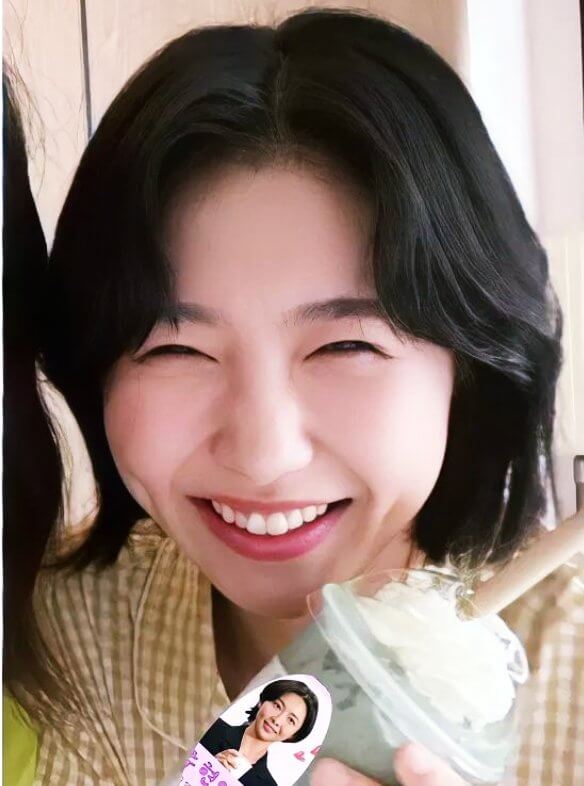 라떼를-들고-미소짓고-있는-주현영